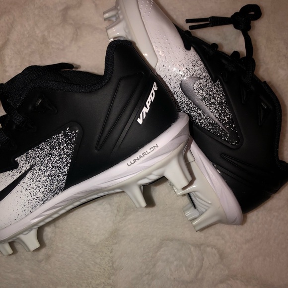 Brand new kids Nike soccer shoes - Picture 3 of 4